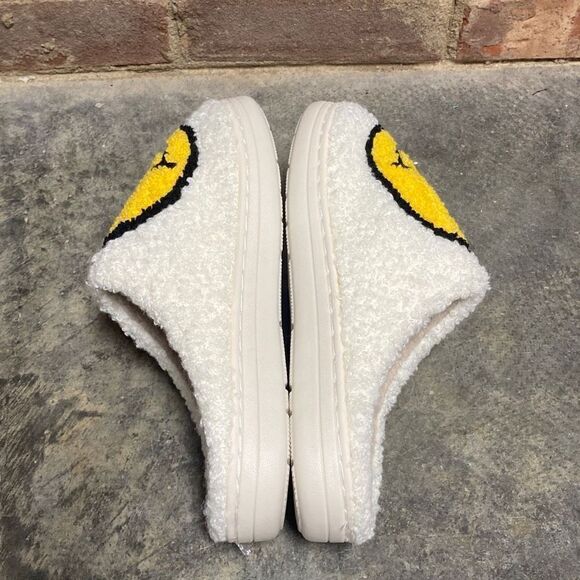 Smiling Face White & Yellow House Slippers Size 6 - Picture 6 of 7